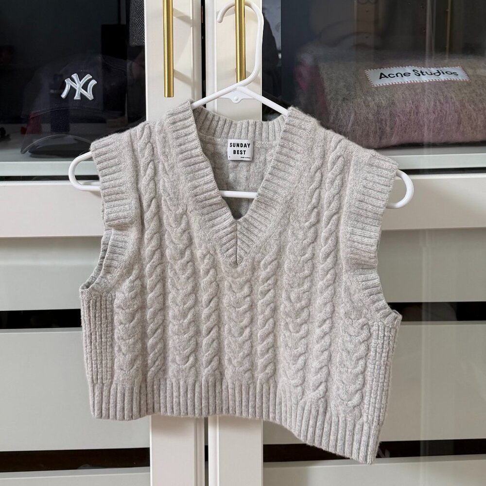 Aritzia Sunday Best Gray Cropped Sweater Vest - Size S